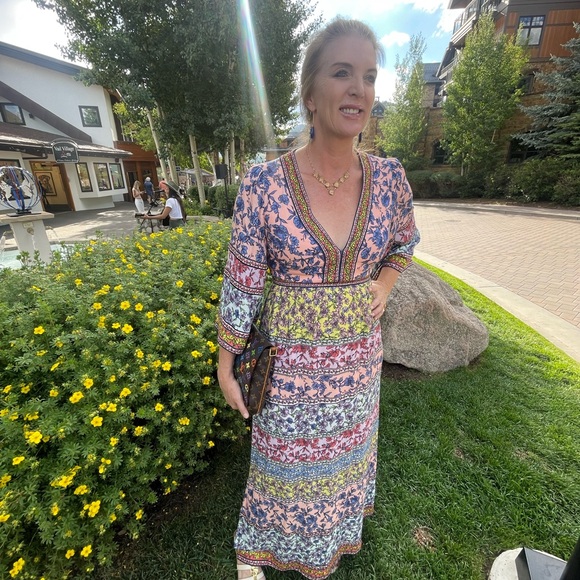 Alice + Olivia Dresses & Skirts - Alice + Olivia dress Multicolor Long Sleeve empire waist w. side openings. S 10.